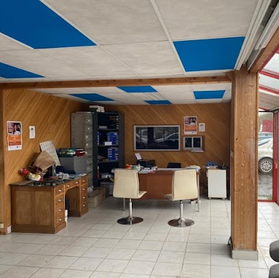 N.M.V.O., Vendeur de Voitures d'Occasion au Folgoët